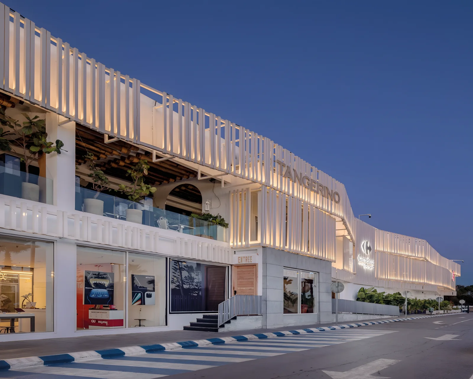 Façade de Carrefour Gourmet à Rabat en lumière du soir