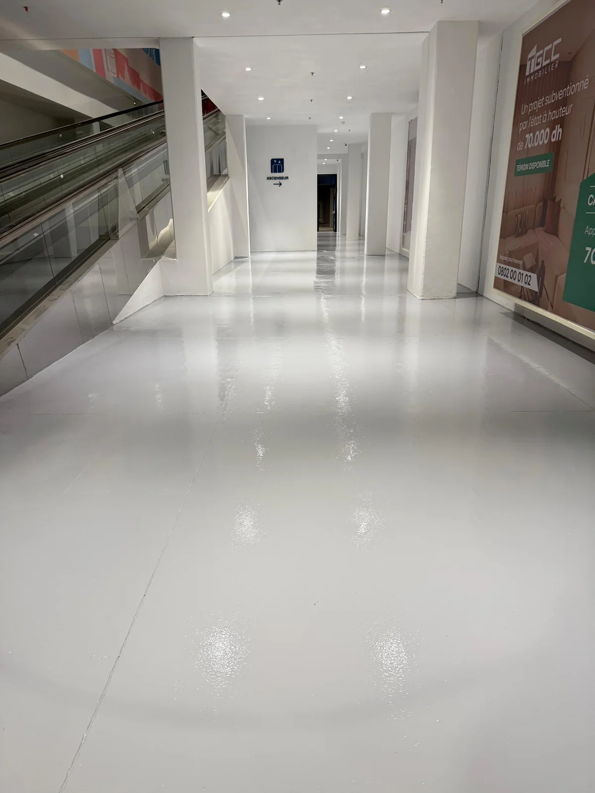 Sol gris et circulation intérieure à proximité des escalators de Sela Park Almaz à Casablanca