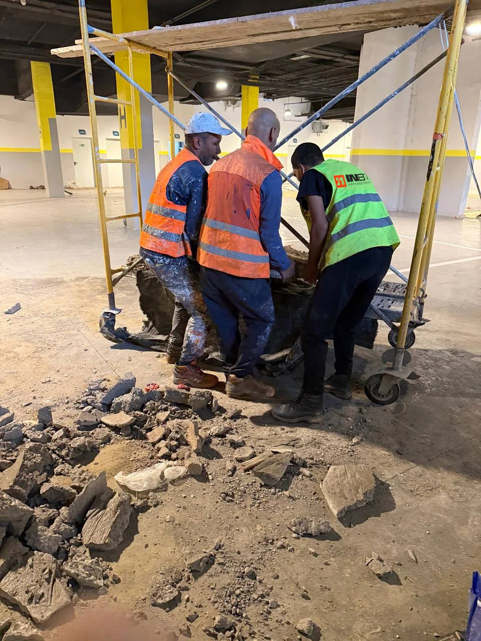 Équipe de chantier auprès d’un échafaudage à Sela Park Almaz à Casablanca
