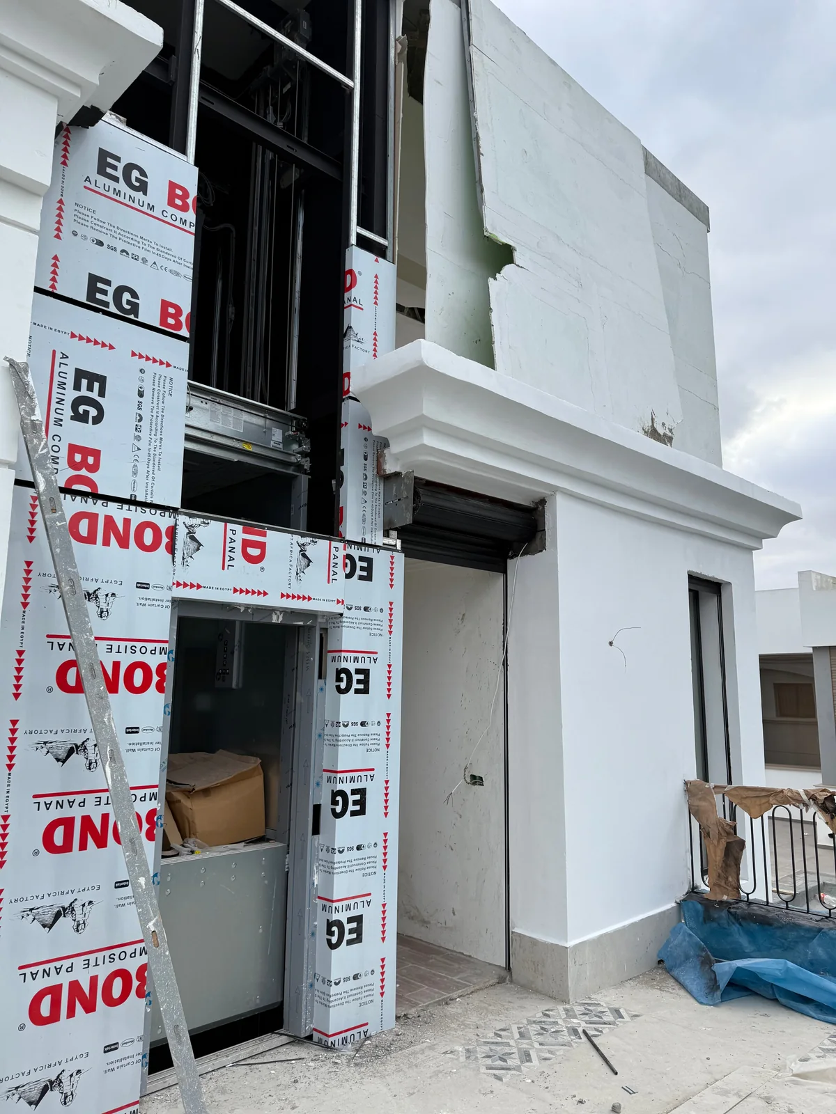 Détail d’un accès extérieur en cours d’habillage dans la villa d’Aïn Diab à Casablanca