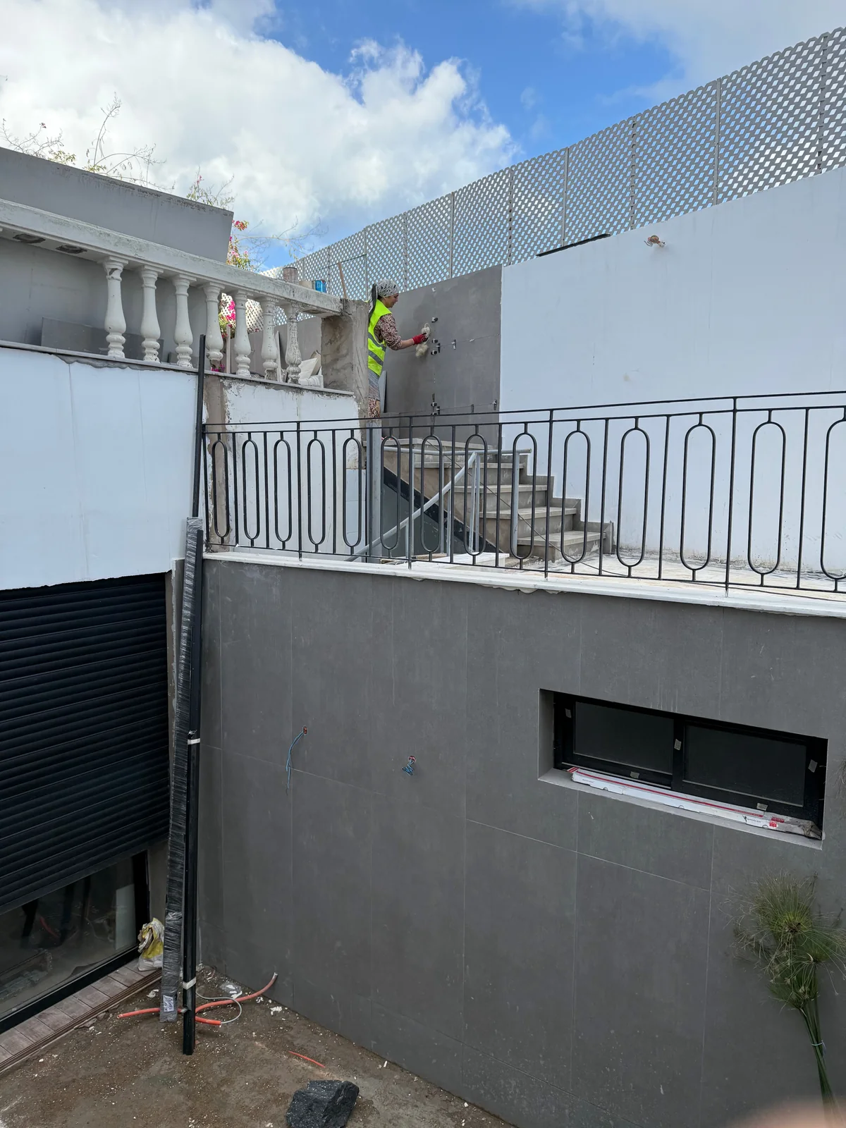 Détail de revêtement mural et garde-corps extérieur dans la villa d’Aïn Diab