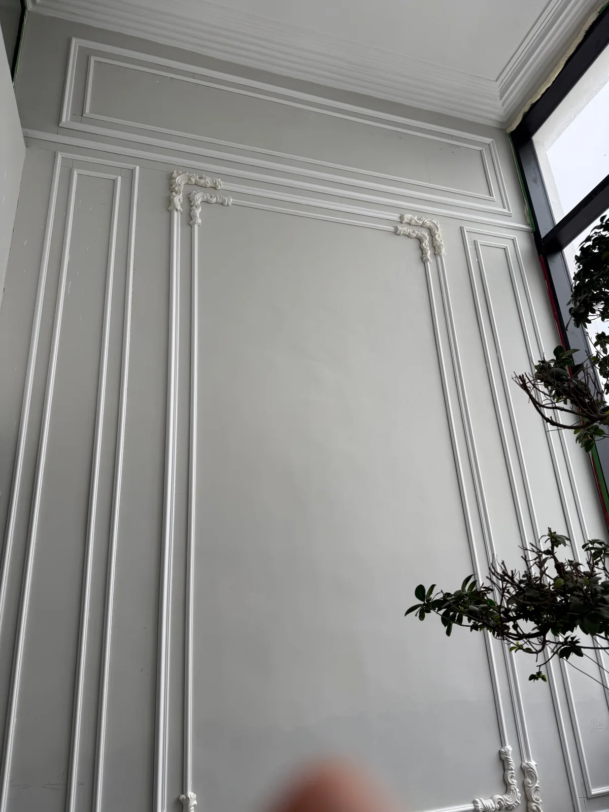 Détail de moulures murales blanches près d’une ouverture dans la villa d’Aïn Diab