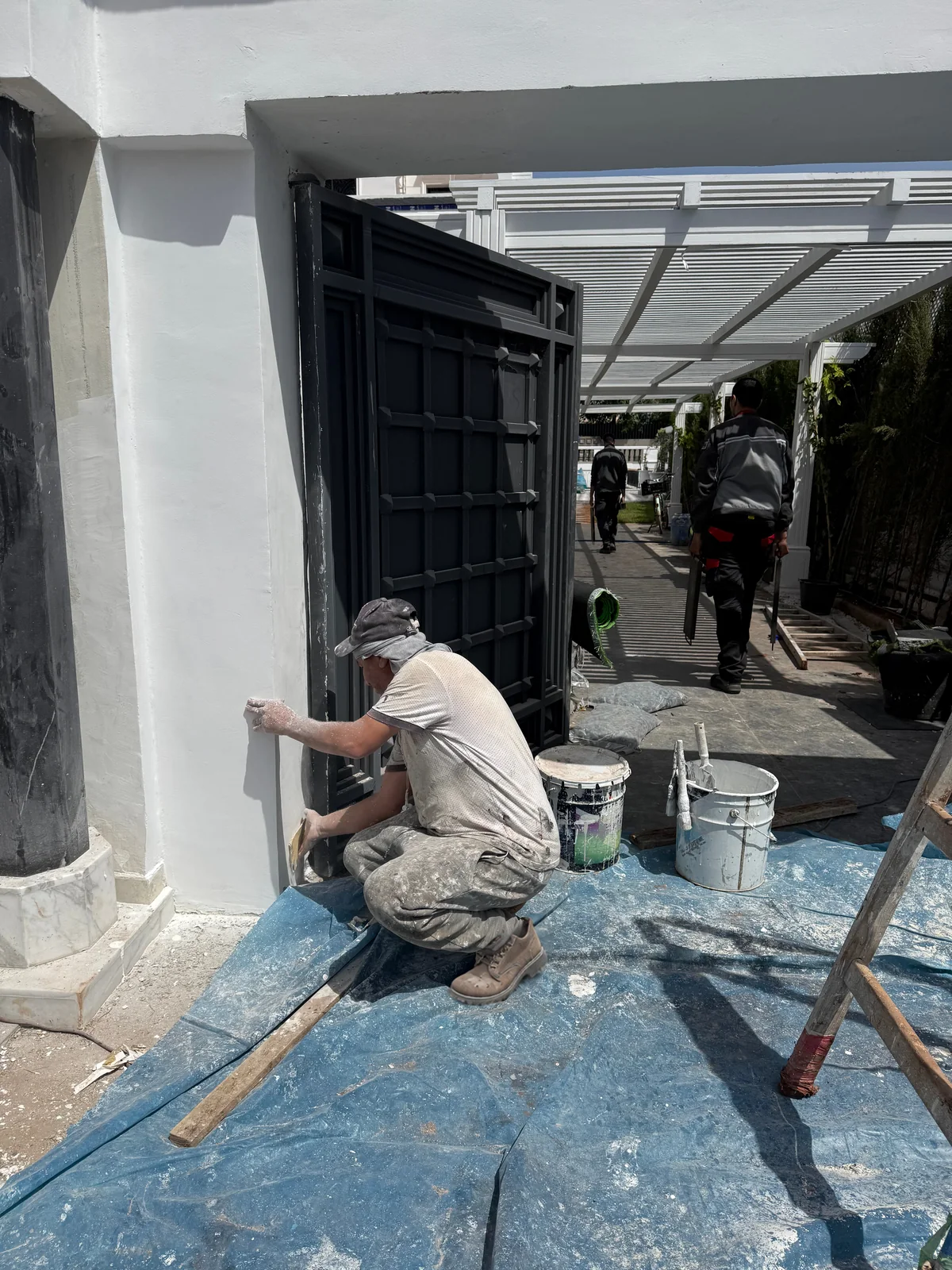 Artisan au travail près d’un accès couvert dans la villa d’Aïn Diab à Casablanca