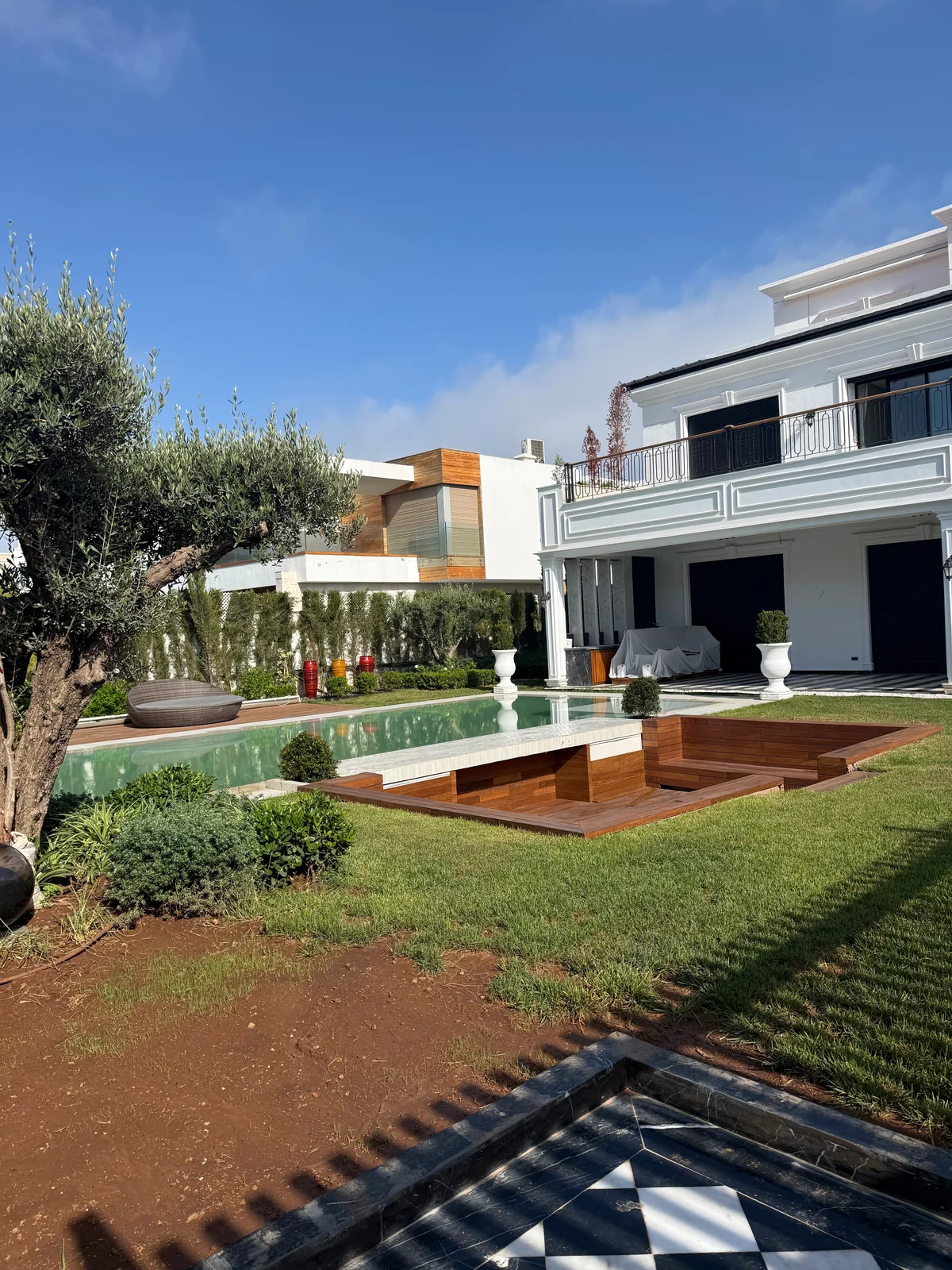 Façade blanche, jardin et bassin de la villa d’Aïn Diab à Casablanca