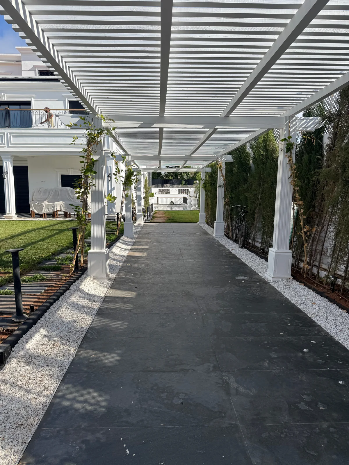 Perspective sous la pergola et circulation extérieure de la villa d’Aïn Diab