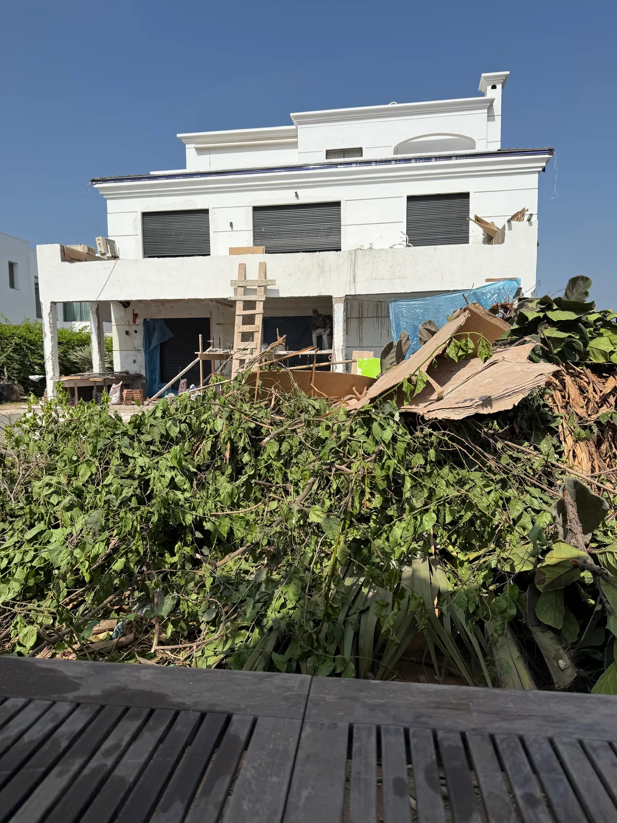 Vue de la villa d’Aïn Diab depuis un jardin avec gravats et matériaux