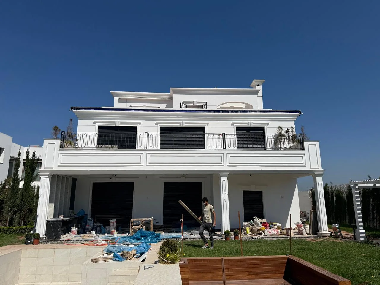 Vue d’ensemble de la façade de la villa d’Aïn Diab depuis le jardin à Casablanca