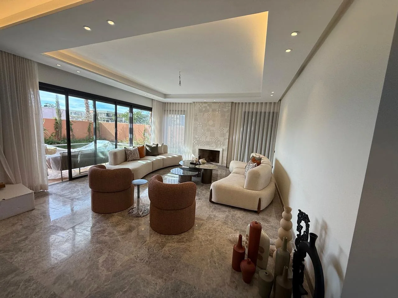 Salon meublé et baies vitrées de la villa à Marrakech